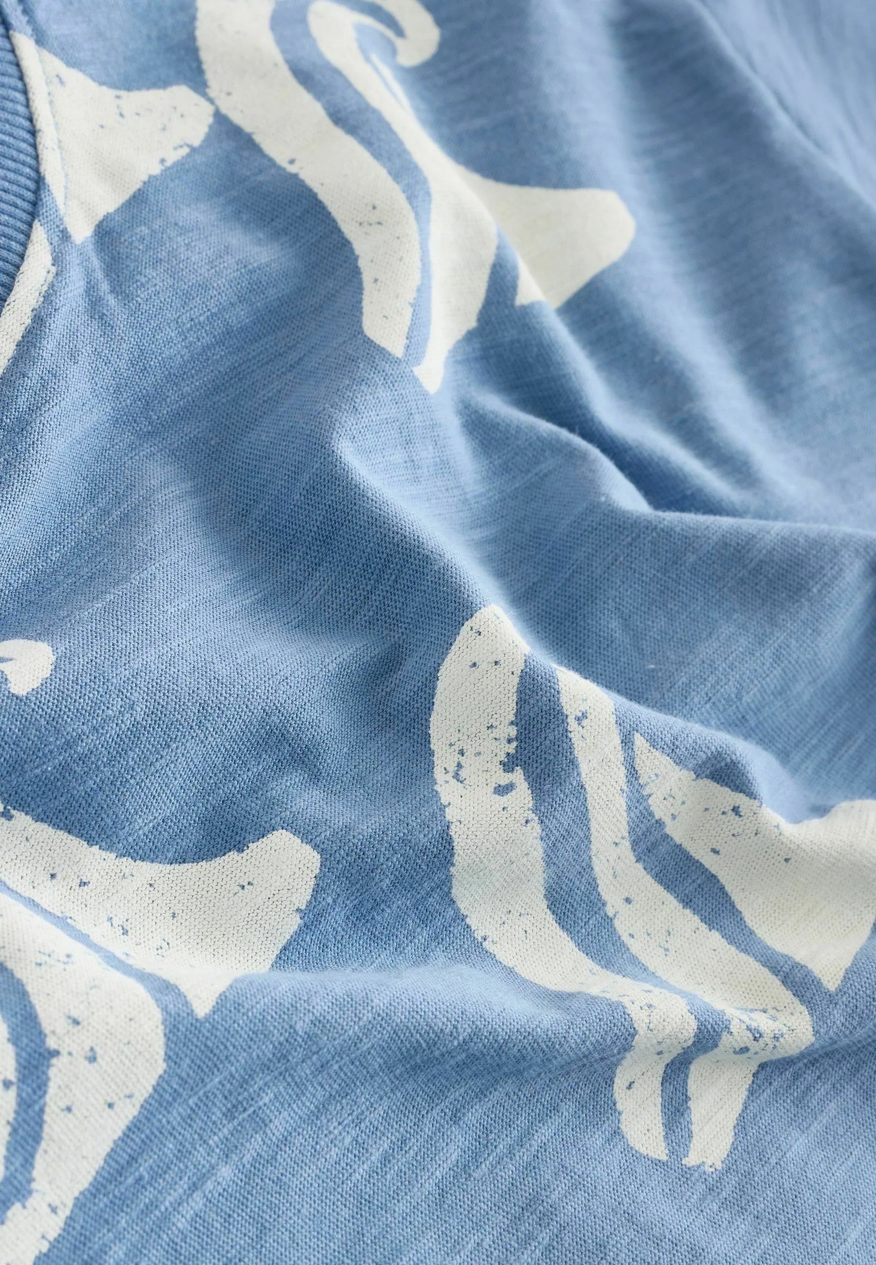 Trendy Waves Pattern T-Shirt & Coordinated Shorts Set